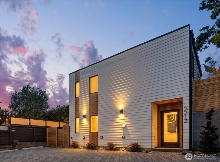 Property Photo:  2212  Broadway  E  WA 98102 