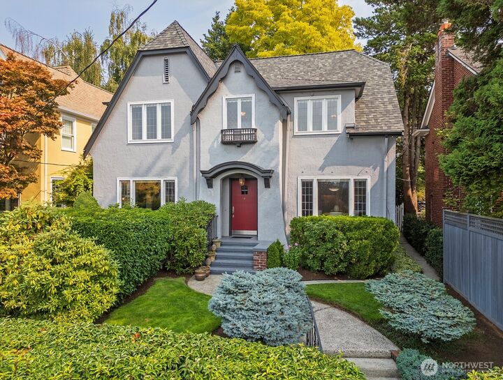 Property Photo:  1812  10th Avenue E  WA 98102 