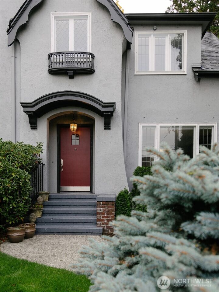 Property Photo:  1812  10th Avenue E  WA 98102 