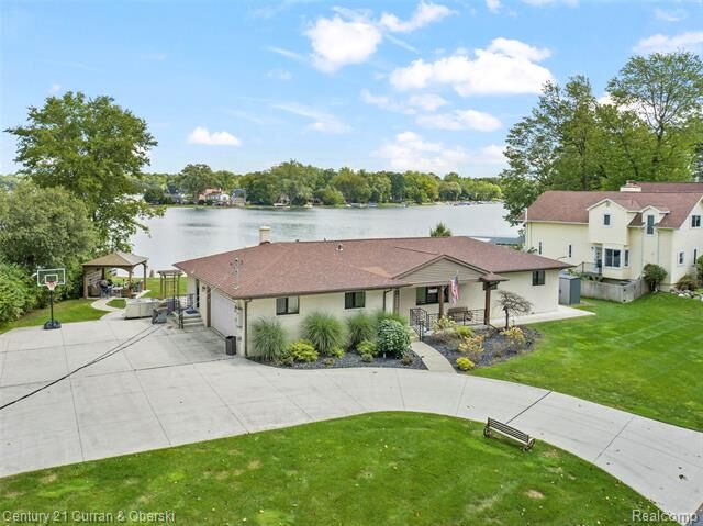 Property Photo: 4255 Lakewood Drive MI 48329