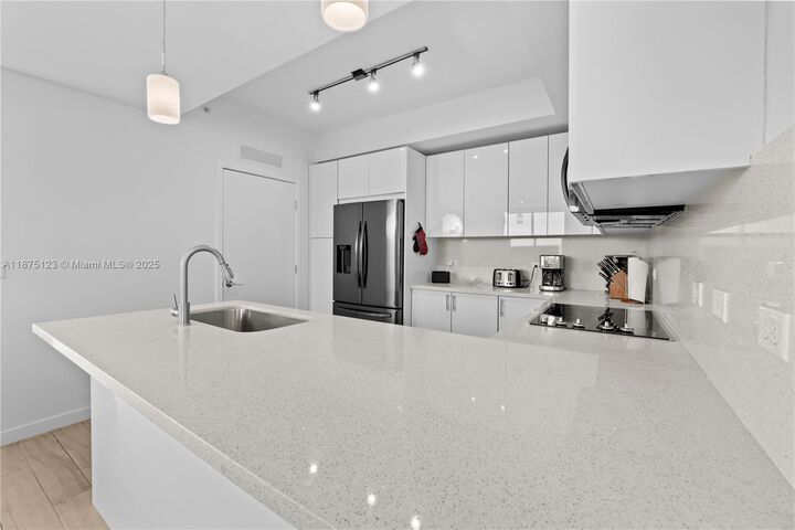 Property Photo:  999 SW 1st Ave 3304  FL 33130 