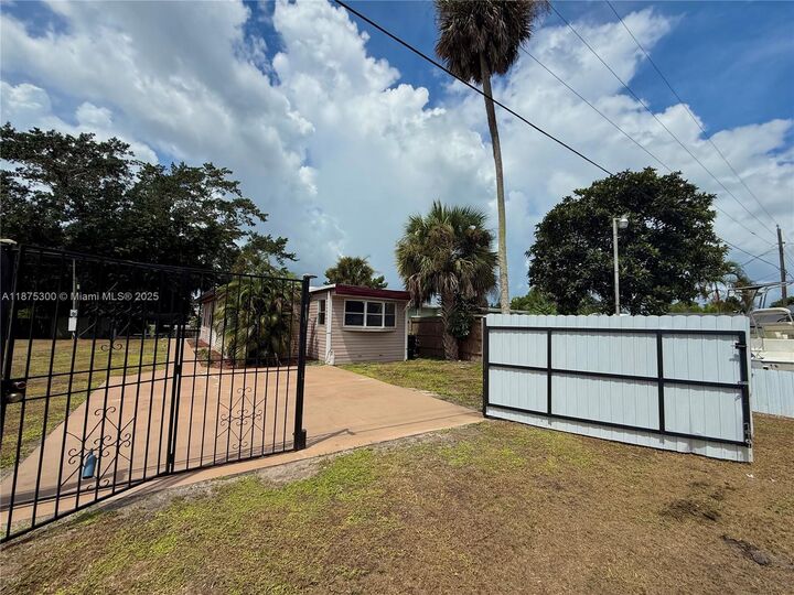 Property Photo:  3603 SE 35th Ave  FL 34974 