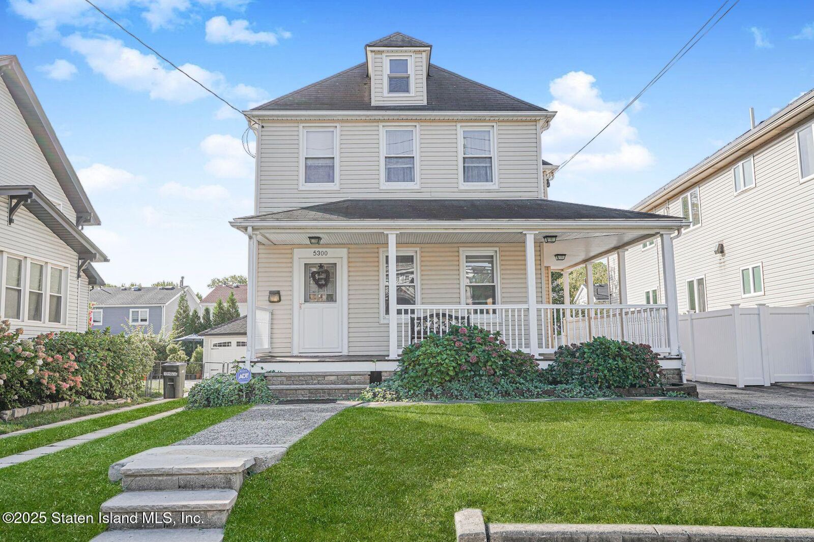 Property Photo:  5300 Amboy Road  NY 10312 