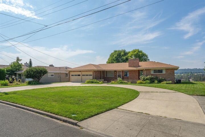 Property Photo:  2233 N Hemlock St  WA 99205 