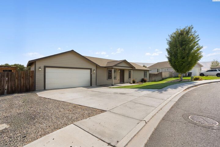 Property Photo: 610 Botaka Loop WA 99320