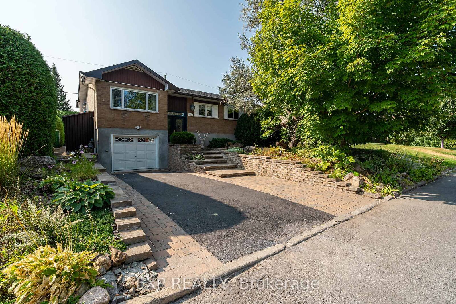 Property Photo:  1828 Lorraine Avenue  ON K1H 6Z8 