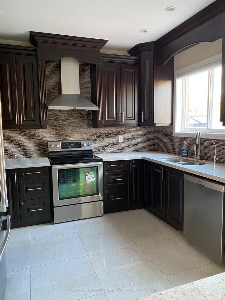 Property Photo: 515 Lumberton Crescent ON L4Z 3Z2