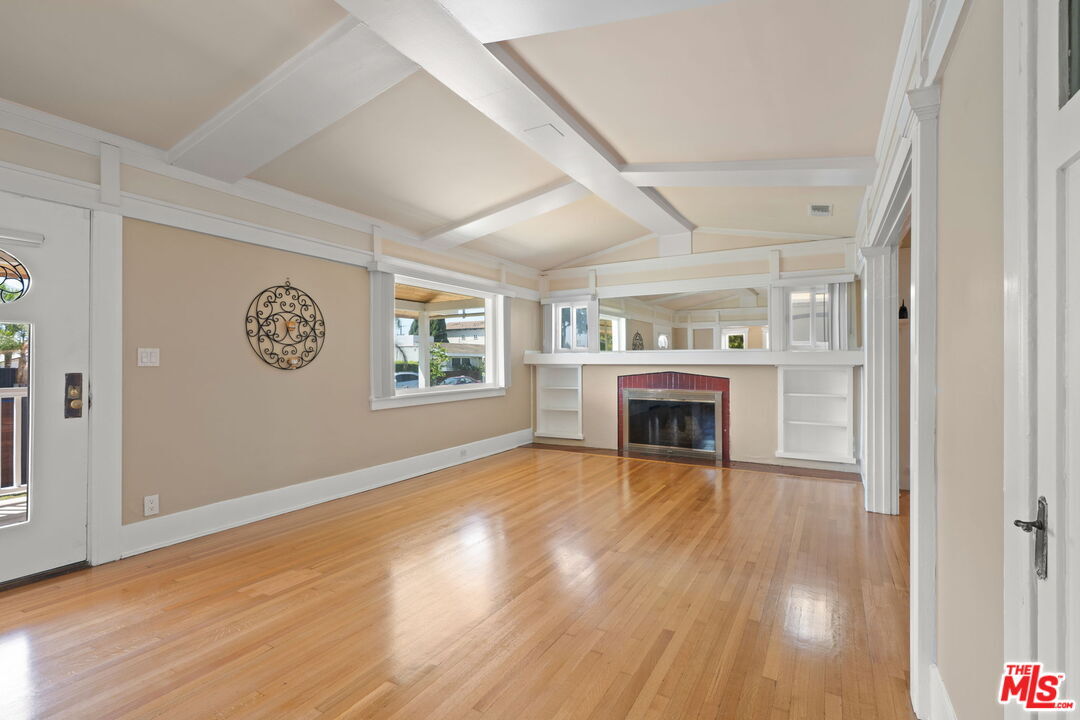 Property Photo: 519 W Elm Ave CA 90301