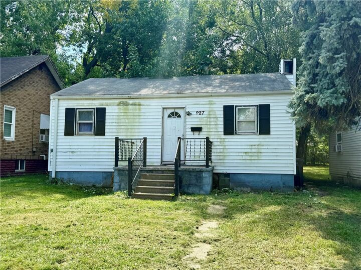 Property Photo:  927 E Harrison Avenue  IL 62526 