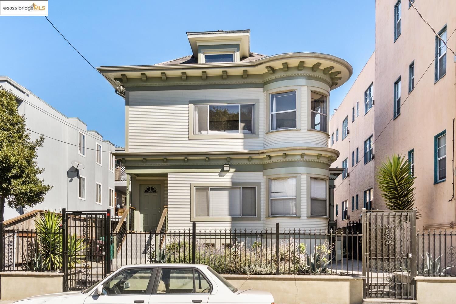 Property Photo: 548 37th St CA 94609