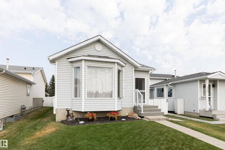 Property Photo:  224 Kirkwood Avenue NW  AB T6L 5A8 