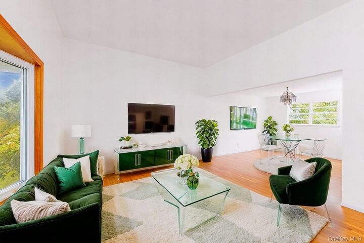 Property Photo:  20 Overlook Road  NY 10522 