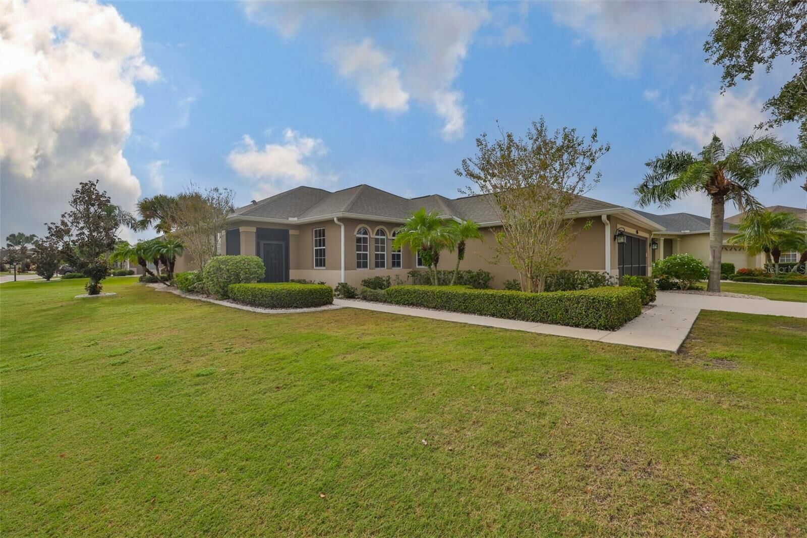 Property Photo: 405 Grand Chateaux Way FL 33573