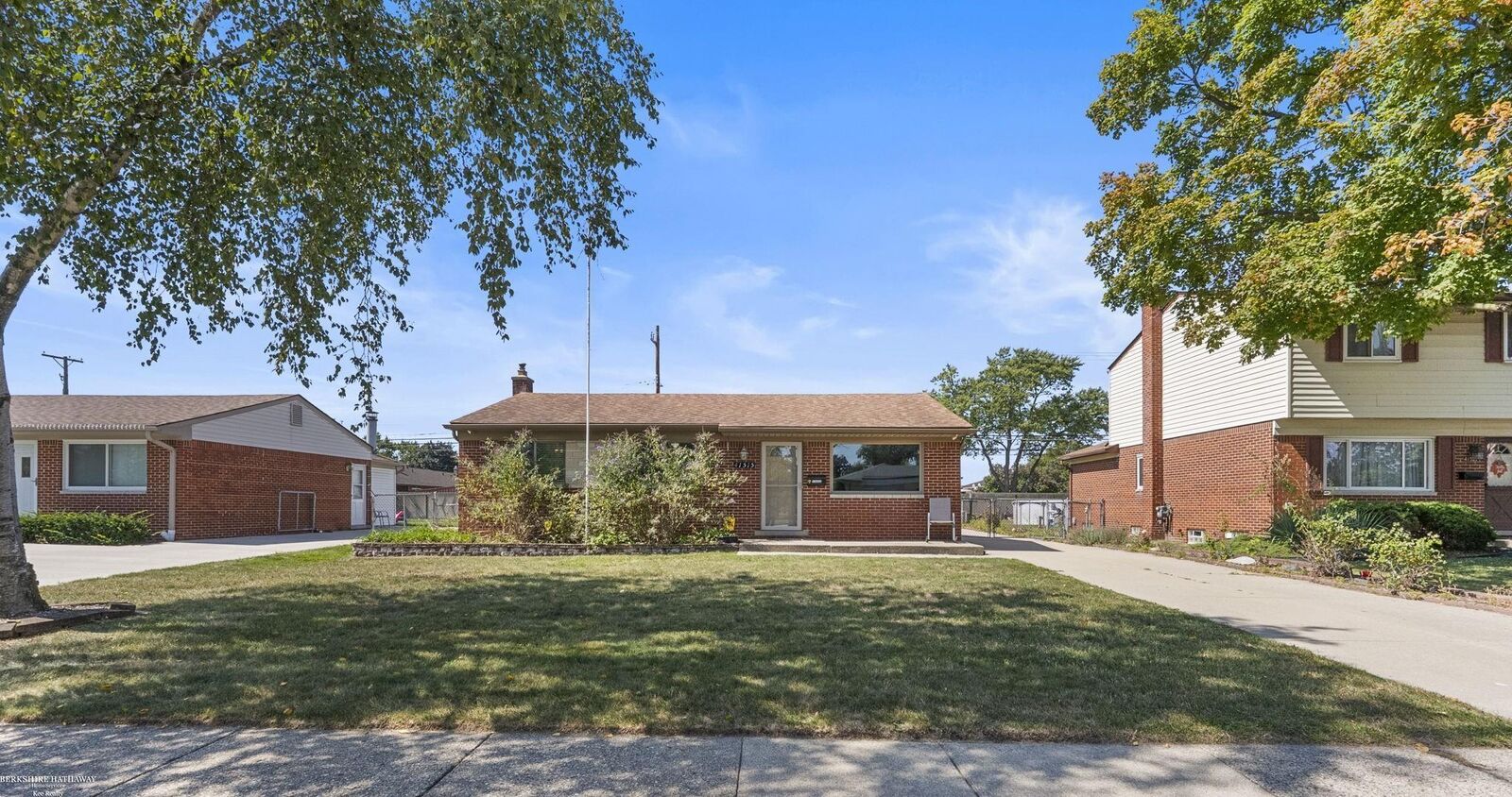 Property Photo:  41515 Hamilton Dr Drive  MI 48313 