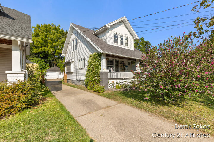 Property Photo:  1435 Pine Avenue NW  MI 49504 