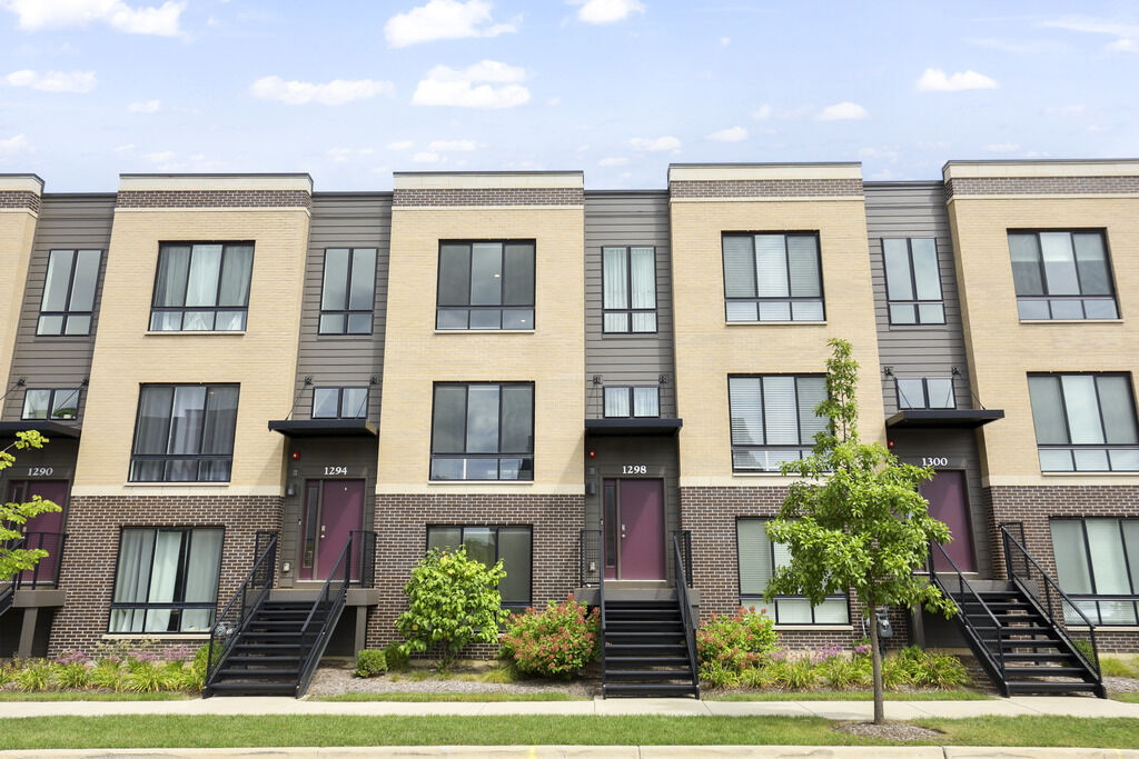 Property Photo: 1298 Catalina Court 1298 IL 60173