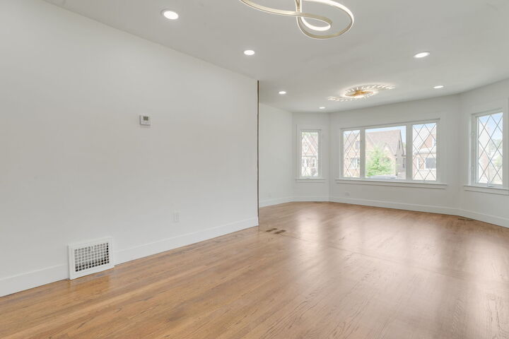 Property Photo: 5853 W Newport Avenue IL 60634