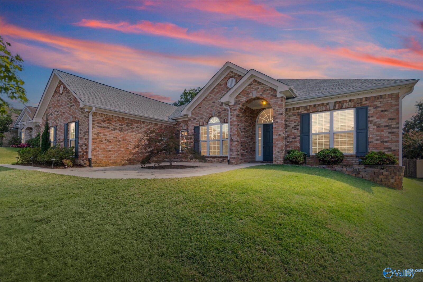 Property Photo:  2219 Towne Park Drive SW  AL 35803 