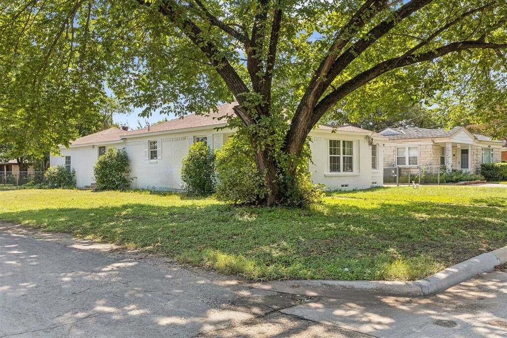 Property Photo: 1808 S Tyler Street TX 75224
