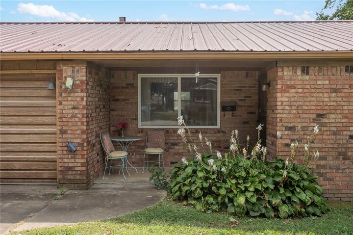 Property Photo:  1106 NE 3rd Street  AR 72712 