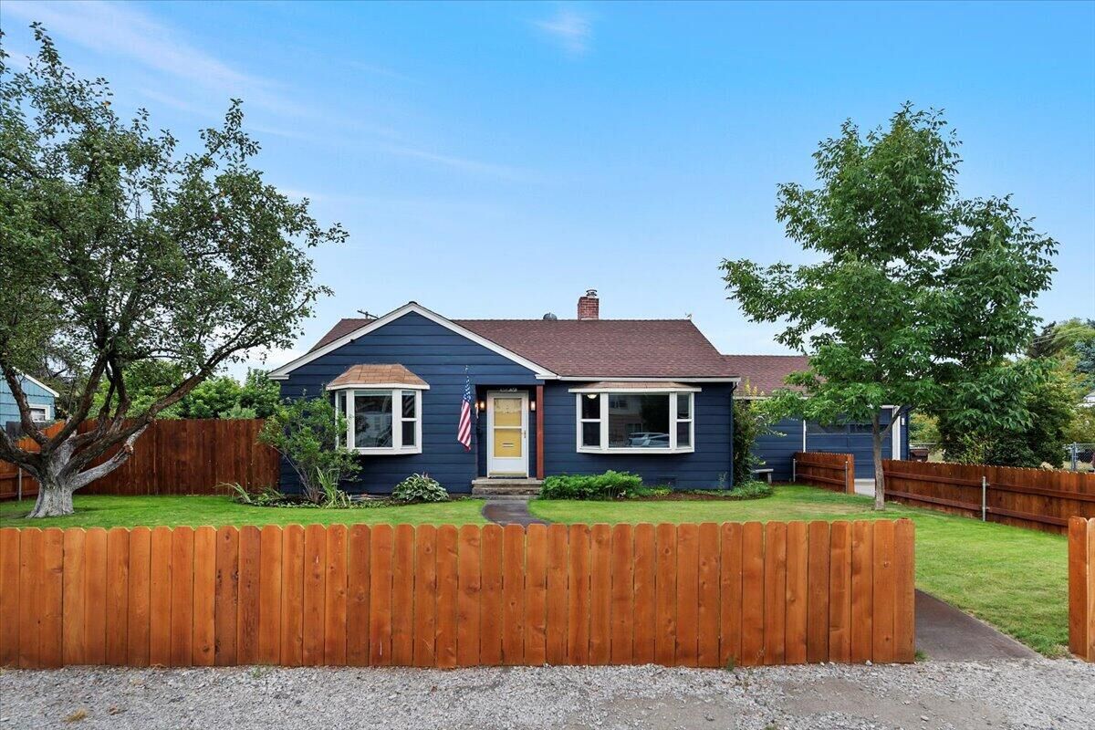 Property Photo:  646 SE 2nd Street  OR 97754 