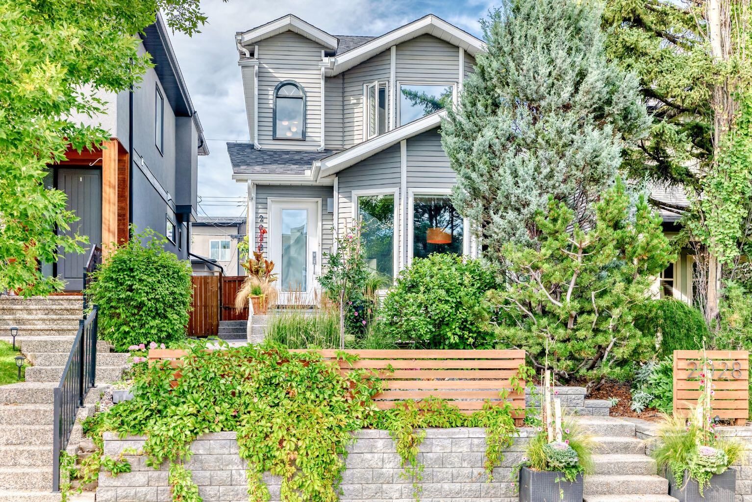 Photo de la propriété:  2028 32 Avenue SW  AB T2T 1W6 