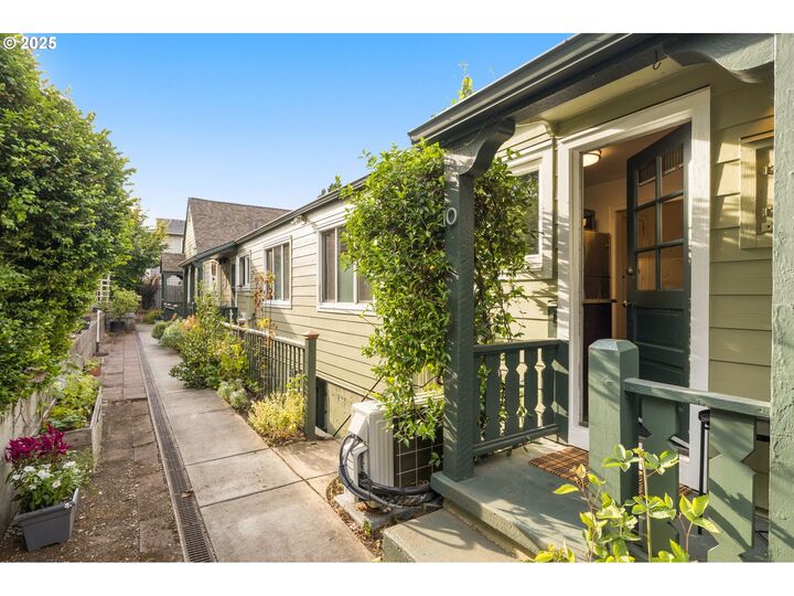 Property Photo: 1411 SE 30th Ave 10 OR 97214