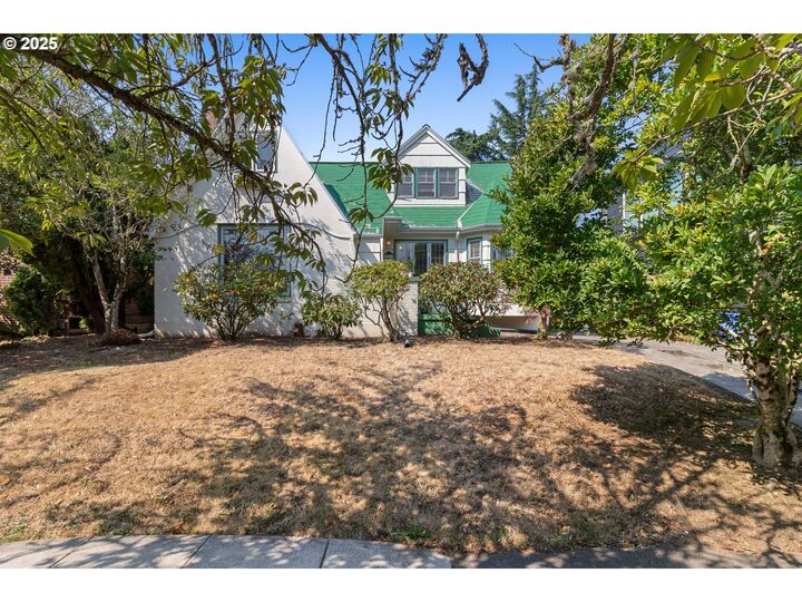 Property Photo:  5825 SE 19th Ave  OR 97202 
