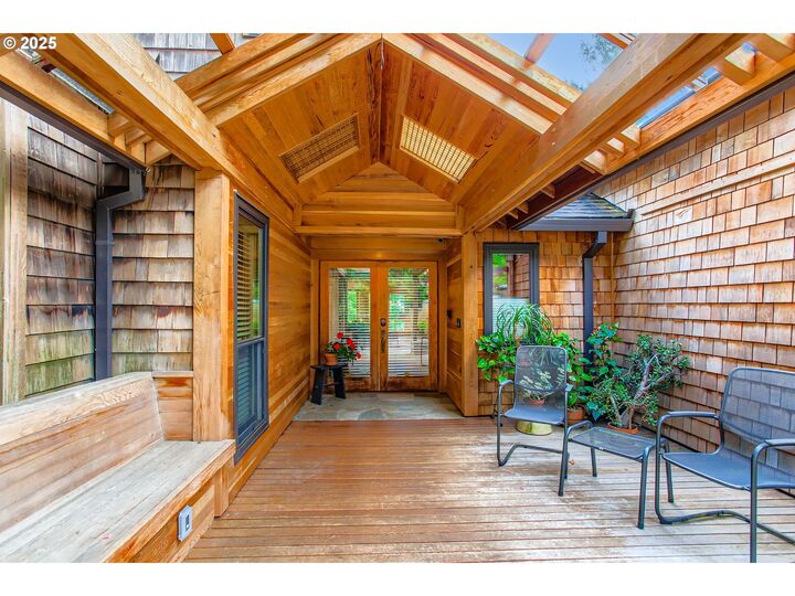 3902 SW Mount Adams Dr  Portland OR 97239 photo