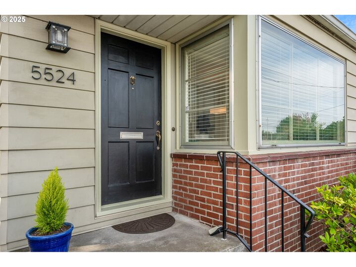 Property Photo:  5524 NE Couch St  OR 97213 
