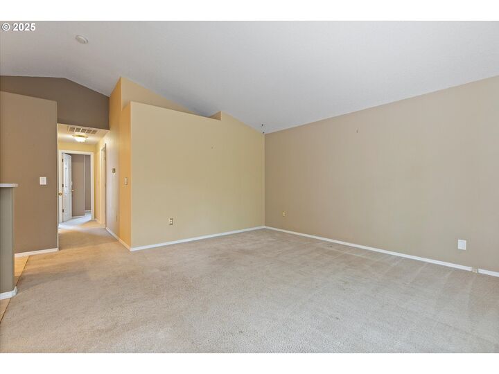 Property Photo:  1519 SW Apperson St  OR 97128 