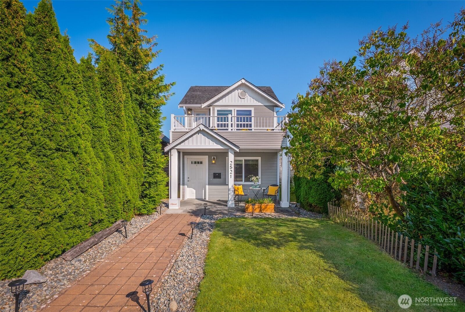 Property Photo:  2521  Chestnut Street  WA 98201 