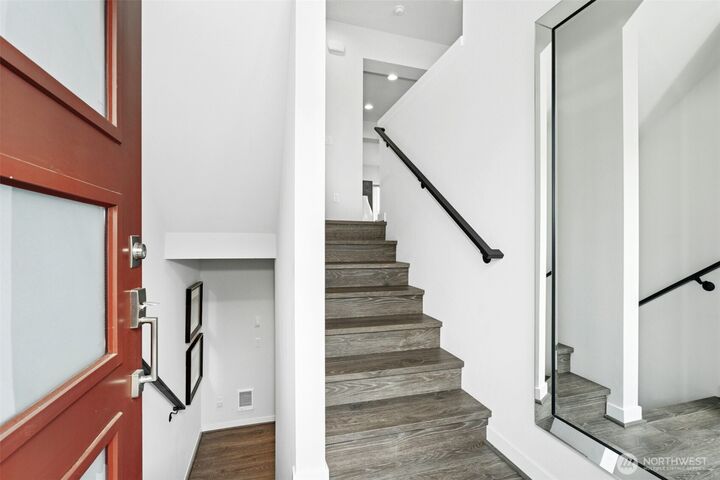 Property Photo:  1048  7th Avenue NE  WA 98029 