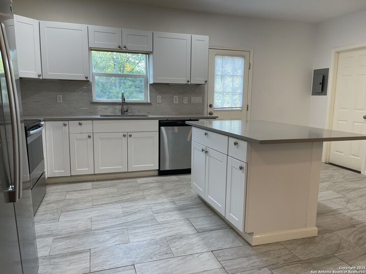 Property Photo:  1034 W Elsmere Pl  TX 78201 
