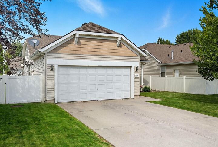 Property Photo:  1708 W Cimarron Ln  WA 99208 
