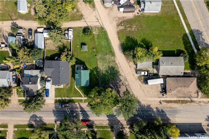 Property Photo:  302 Burrows Avenue W  SK S0E 1A0 