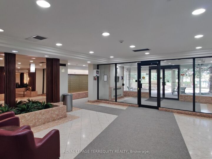 Property Photo:  24 Hanover Road 1709  ON L6S 5K8 