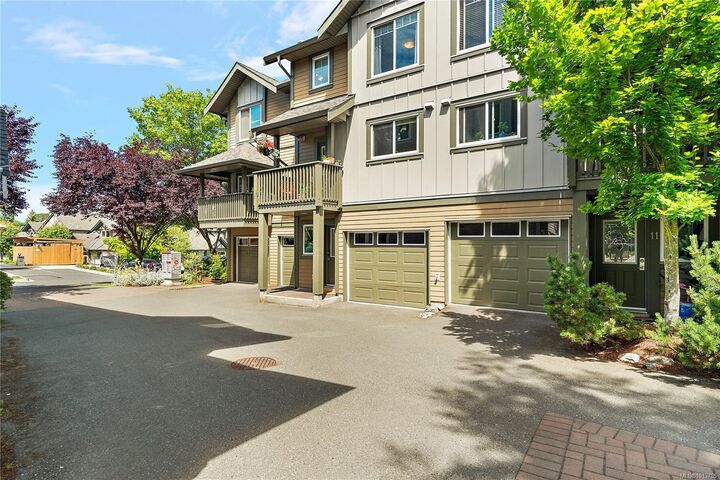 1405 Mallek Cres 10  Victoria BC V8T 0A3 photo