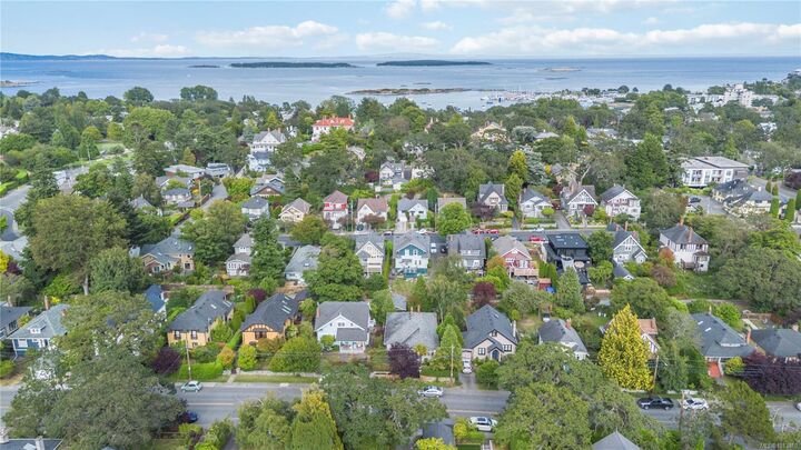 1579 Hampshire Rd  Oak Bay BC V8R 5T4 photo