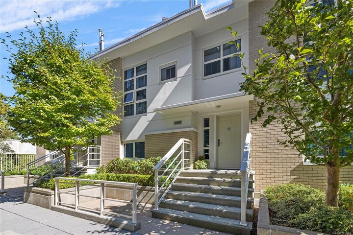 Property Photo: 38 Front St Th25 BC V9R 0B8