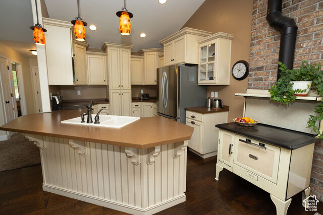 Property Photo: 63 N 200 W UT 84754