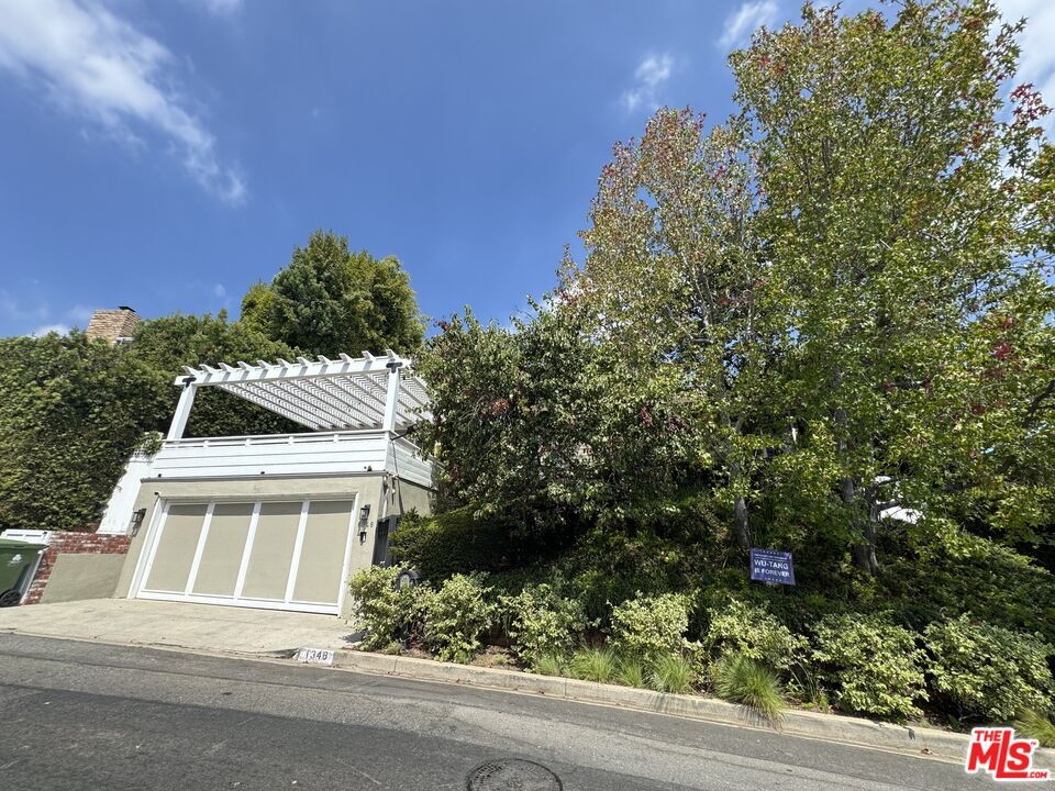 Property Photo:  1348 Londonderry Pl  CA 90069 