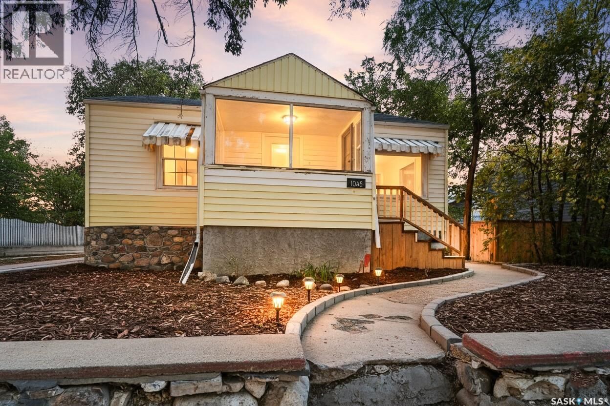 Property Photo:  1045 4th Avenue NW  SK S6H 3X2 
