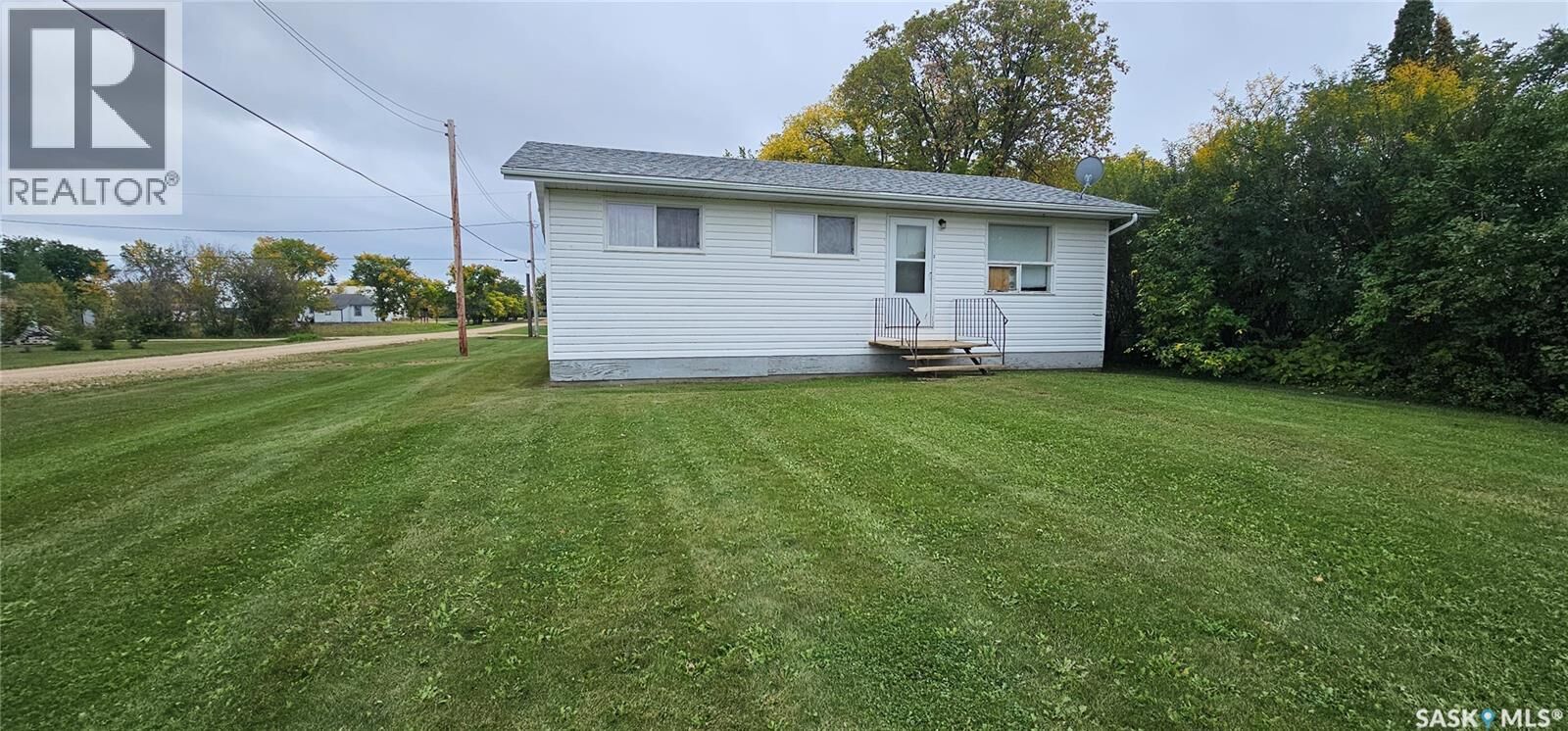 Property Photo:  65 2nd Street W  SK S0E 1V0 