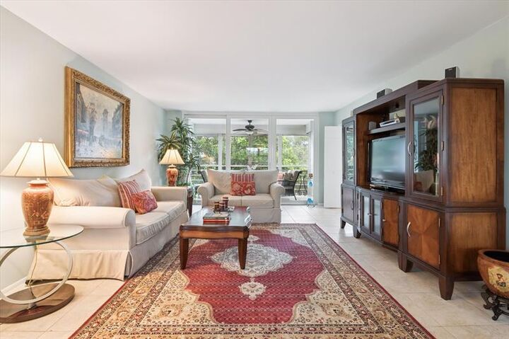 Property Photo:  3900 Oaks Clubhouse Dr 409  FL 33069 
