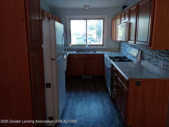Property Photo:  413 E Hodge Avenue  MI 48910 