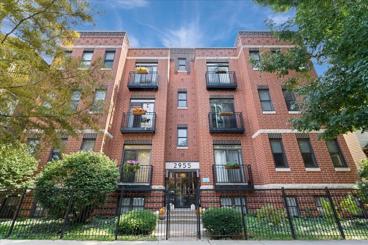 Property Photo:  2955 N Racine Avenue 2B  IL 60657 