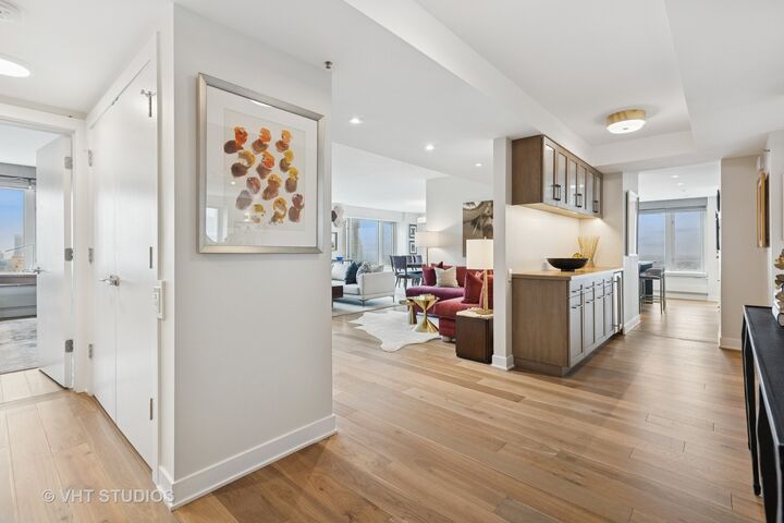 Property Photo:  132 E Delaware Place 5101  IL 60611 