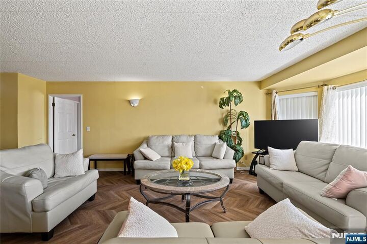 Property Photo:  290 Anderson Street 5D  NJ 07601 