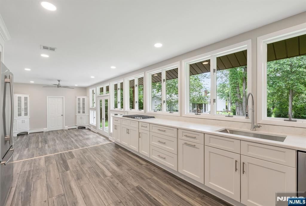 Property Photo:  39 Edgewood Avenue  NJ 07481 